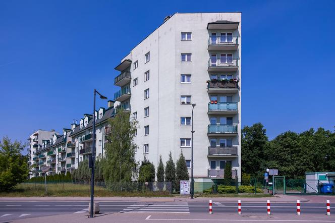 Oto najwęższy blok w Warszawie - zdjęcia budynku z Odkrytej 55C