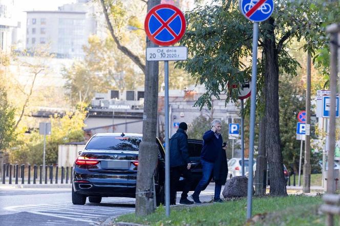 Odstawił kule, przyciął grzywkę