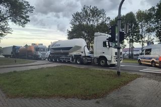 Trzy ciężarówki rozbite pod Płockiem. Kierowca zakleszczony