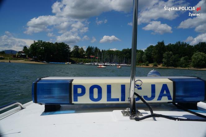 Wodne patrole policji czuwają nad bezpieczeństwem wypoczywających nad wodą