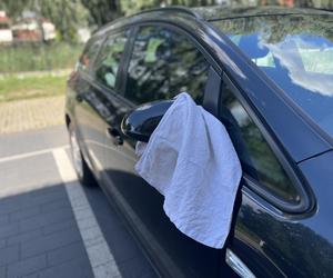 Biały ręcznik na lusterku samochodu. Nie wszyscy kierowcy wiedzą, co oznacza 