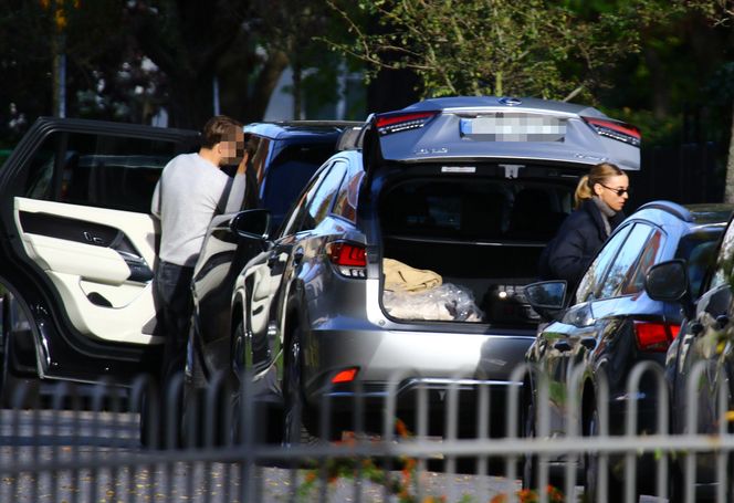 K. Tusk z mężem przenoszą rzeczy z lexusa do innego auta: Córka oddała ojcu samochód