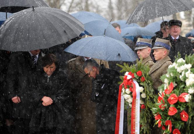 Anna Komorowska składa kwiaty w Smoleńsku