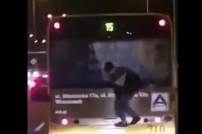 O krok od tragedii we Włocławku! Mężczyzna złapał się tyłu autobusu i jechał... na gapę. Zobaczcie nagranie!