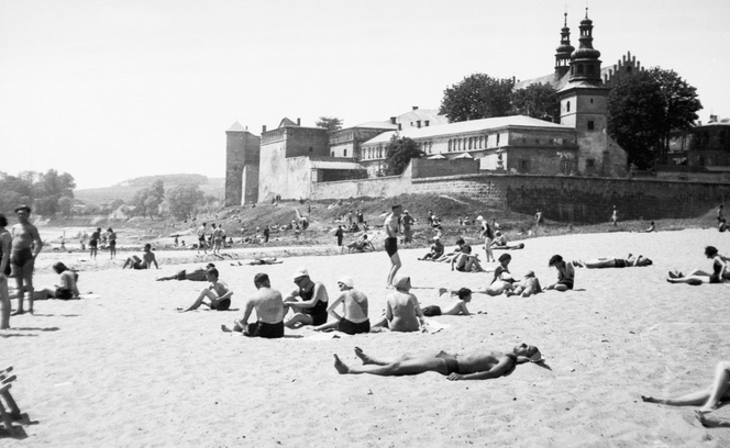 Plażowicze podczas wypoczynku nad Wisłą. W tle widoczny kościół św. Augustyna i św. Jana Chrzciciela oraz klasztor sióstr Norbertynek. Kraków 1931.