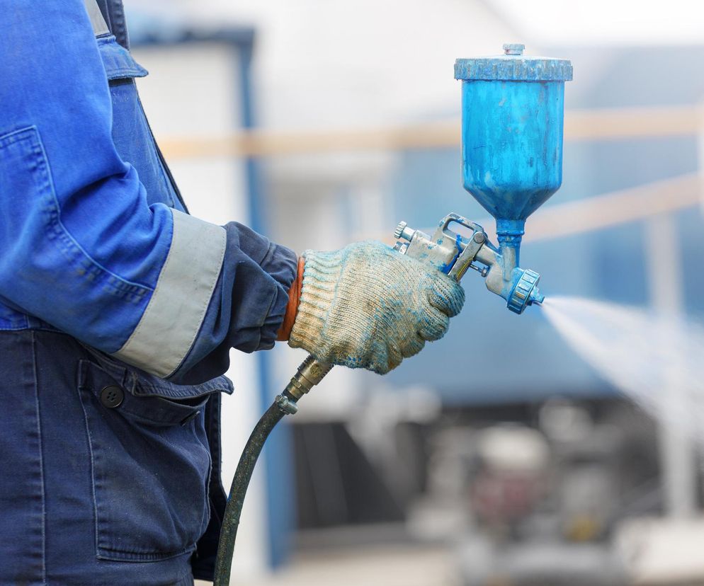 Farby przemysłowe i techniki malowania hal