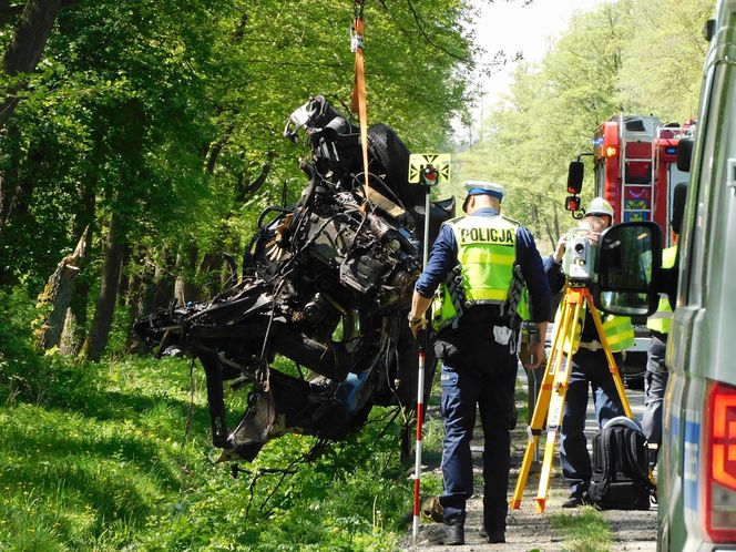 Tragiczny początek majówki na Mazowszu. Nie żyją dwie osoby. Jaguar uderzył w drzewo 
