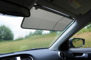Biorę stary karton i mocuję to do niego. Najlepsza ochrona przeciwsłoneczna do auta, na którą nie wydasz ani grosza. W czasie upałów samochód się nie nagrzewa. Jak zabezpieczyć auto na upały?