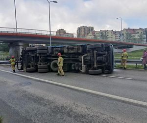 Kielce. Wypadek na ul. Grunwaldzkiej. Ciężarówka przewróciła się po zahaczeniu o wiadukt [ZDJĘCIA].