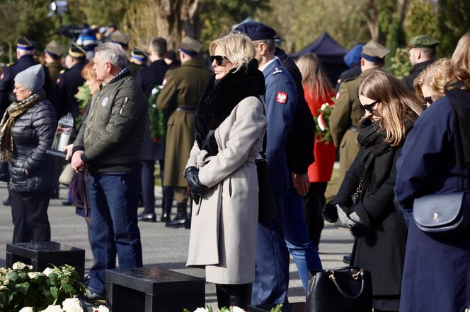 Joanna Racewicz ociera łzy przy grobie męża, pocieszyła ją Barbara Nowacka