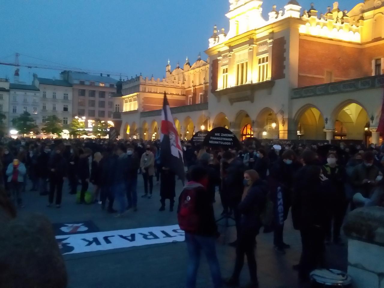 Strajk kobiet na Rynku Głównym w Krakowie. Protest przeciwko wyrokowi Trybunału Konstytucyjnego