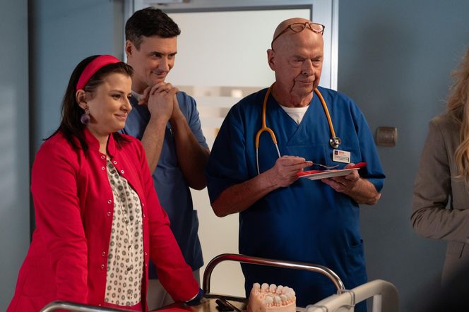 Na dobre i na złe odc. 958. Stefan Tretter (Piotr Garlicki), Krzysztof Radwan (Mateusz Damięcki), Halinka (Joanna Jarmołowicz)