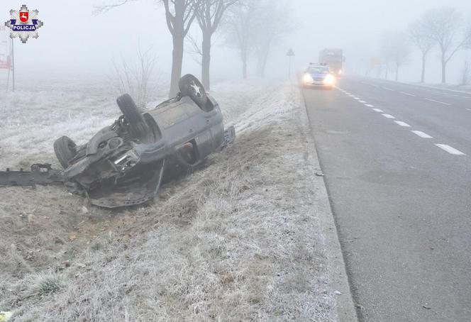 Nie dostosował prędkości i wypadł z drogi. Kierowca Chevroleta zakończył jazdę na dachu