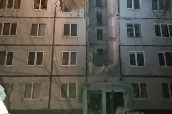 Pocisk trafił w blok mieszkalny w Charkowie. Jedna osoba nie żyje 
