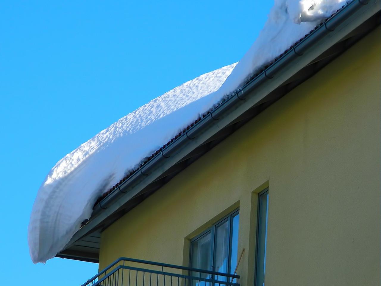 Zalegający na dachu śnieg może być niebezpieczny. Apel strażaków