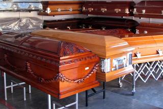 Właściciel zakładu pogrzebowego wyłudzał pieniądze od rodzin osób zmarłych. Usłyszał ponad 300 zarzutów!