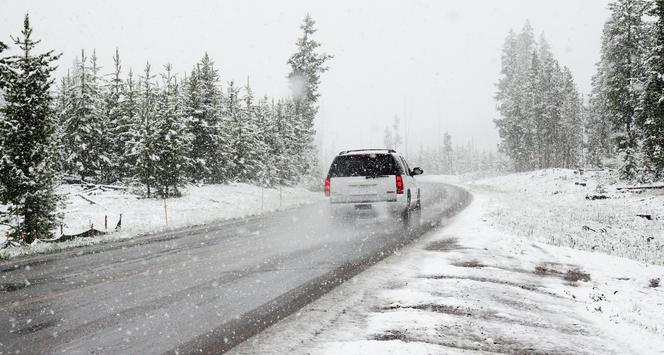 Fatalne warunki na drogach! Śnieg utrudnia jazdę w większości województw
