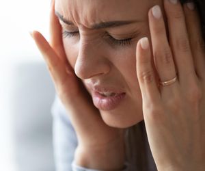 Taka fryzura niszczy włosy. Może się skończyć bólem głowy