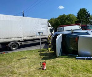 Zablokowana DK 12 w Kąkolewie koło Leszna. Po kolizji z udziałem dwóch samochodów