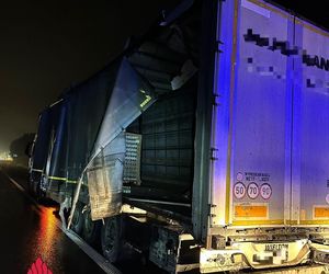 Wypadek pod Toruniem. Znicze wysypały się na drogę