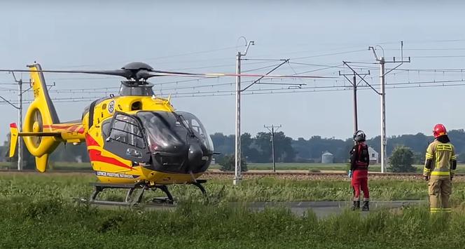 Wypadek na przejeździe kolejowym w Roszkowie. Dostawczak wjechał pod pociąg 