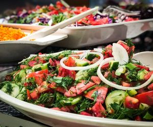 Niedrogie sałatki na niewielkie przyjęcia - 15 nowych przepisów na pyszne sałatki