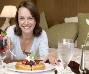 Co JEŚĆ w czasie MENOPAUZY, by NIE PRZYBIERAĆ NA WADZE