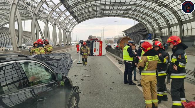 Gigantyczne utrudnienia na S8. Zderzenie busa z samochodem osobowym. Kierujący citroena wydmuchał 2 promile