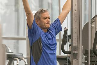 Robert Biedroń trenuje na siłowni