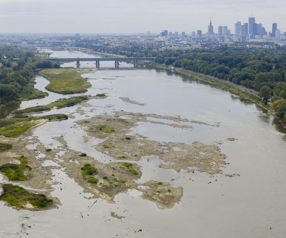 Wisła wysycha. Tak źle nie było nigdy w historii. Zdjęcia z lotu ptaka obrazują skalę suszy