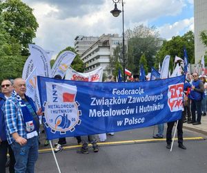 Protest hutników w Warszawie. Idą od Sejmu do Kancelarii Premiera
