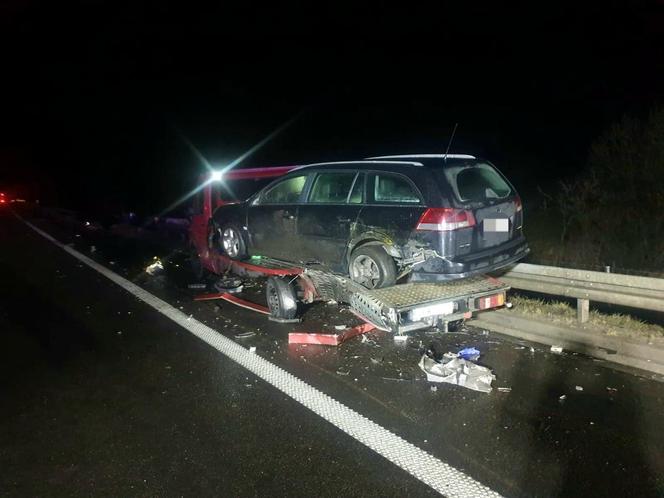 Koszmarny wypadek na S7. Kierowca lawety zginął, gdy ładował na nią zepsute auto [ZDJĘCIA]