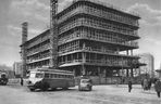 Trolejbus linii 51 wyjeżdżający z ul. Brackiej w kierunku placu Trzech Krzyży, 1950