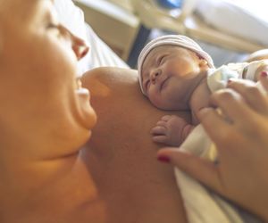 Zanim dziecko zacznie płakać. 6 sygnałów, że maluch chce jeść