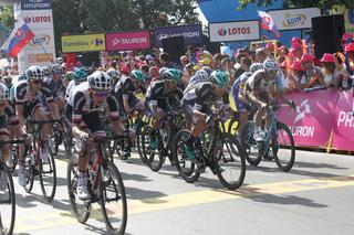 Tour de Pologne: Kolejny wypadek na trasie. Kolarza z trasy zabrał ŚMIGŁOWIEC