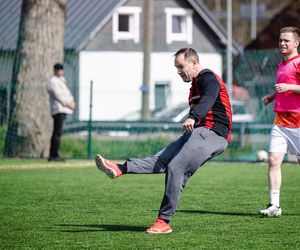 Karol Nawrocki gra w piłkę