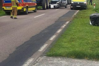 W wyniku wypadku droga wojewódzka nr 698 została całkowicie zablokowana. Policjanci kierują na objazdy