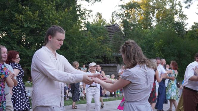 Sielanka na parkiecie w Muzeum Wsi Lubelskiej pod gołym niebem! Za nami kolejna potańcówka w rytmie miejskiego folkloru z Warszawy i Lwowa