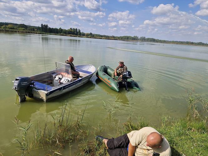 Strażacy i wędkarze badają przyczynę śnięcia ryb w zalewie "Muchawka"