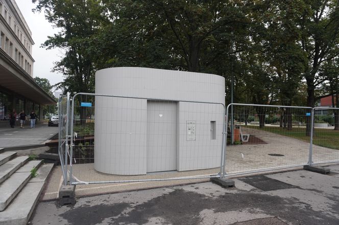 Toaleta publiczna za 484 tys. złotych na Skwerze Gwary Warszawskiej w stolicy