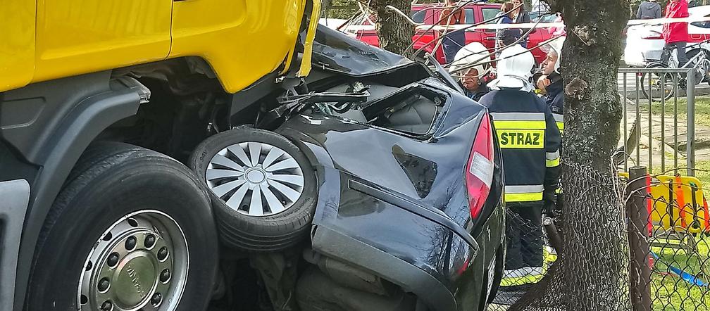 Śmiertelny wypadek w Drużbicach. Nie żyje kierowca osobówki