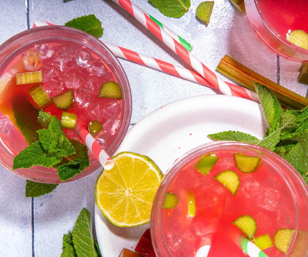 Domowa lemoniada z rabarbarem – kwaśno-słodki hit na upały!