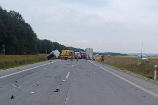 Potworna kraksa busa z trzema osobówkami. Nie żyje jedna osoba! Ranne są dzieci