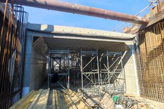 W Białymstoku trwa budowa przejścia podziemnego w okolicach dworców PKP i PKS. W tym miejscu ma powstać intermodalny węzeł komunikacyjny. Całość ogromnie odmieni wygląd tej części miasta. 