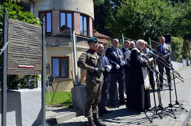 Przed kamienicą przy ul. Matejki odsłonięto tablicę upamiętniającą trzech wybitnych przemyślan