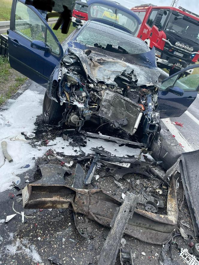 Koszmarny wypadek pod Pułtuskiem. 25-latkę zabrał śmigłowiec. jej peugeot huknął w tira [ZDJĘCIA]