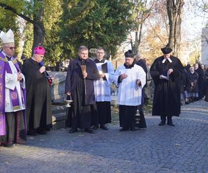 1 listopada na cmentarzu przy ul. Lipowej w Lublinie. Mieszkańcy odwiedzają groby swoich bliskich