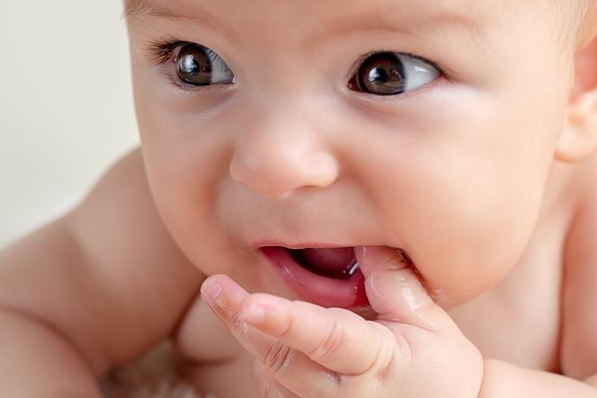 Czy to możliwe, żeby dziecko urodziło się z ząbkiem? Jeżeli tak, to jak o niego dbać? 