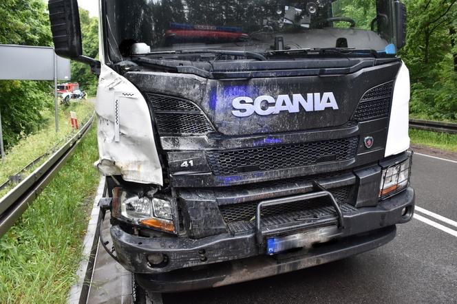Groźny wypadek na trasie Pisz - Ruciane Nida. Osobówka uderzyła w ciężarówkę [ZDJĘCIA]