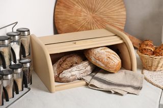 Zawiń w to chleb przez włożeniem do chlebaka, a będzie jak z pieca przez wiele dni. Zachowa świeżość i smak. Przechowywanie chleba